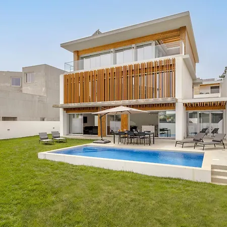 Lilac With Swimming Pool *